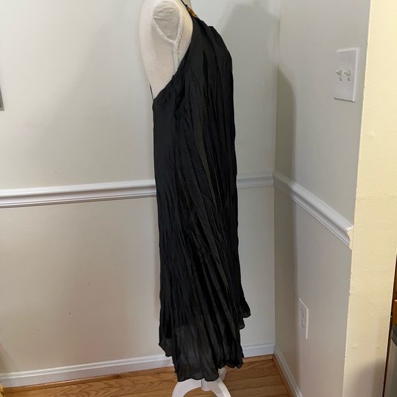Elegant Black Halter Dress - Picture 5 of 7